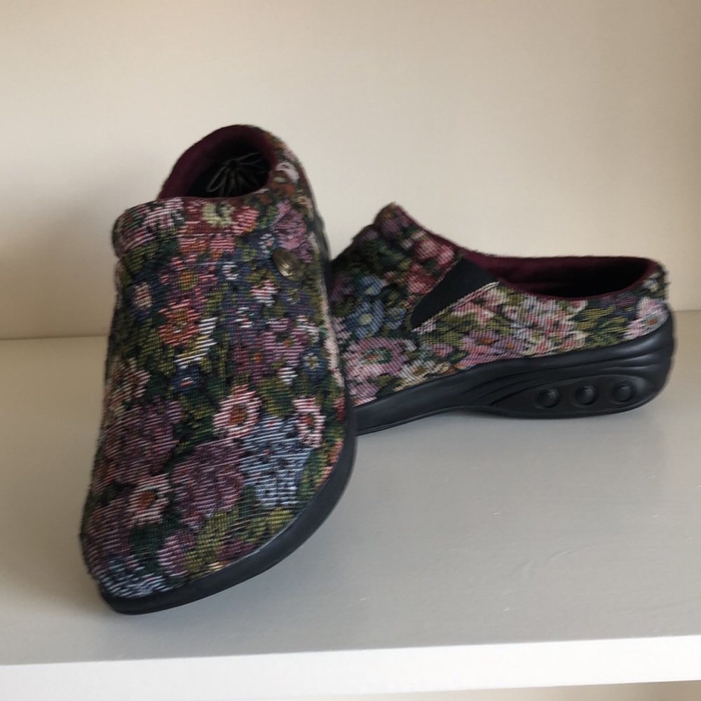 NWT Therafit Floral Mules